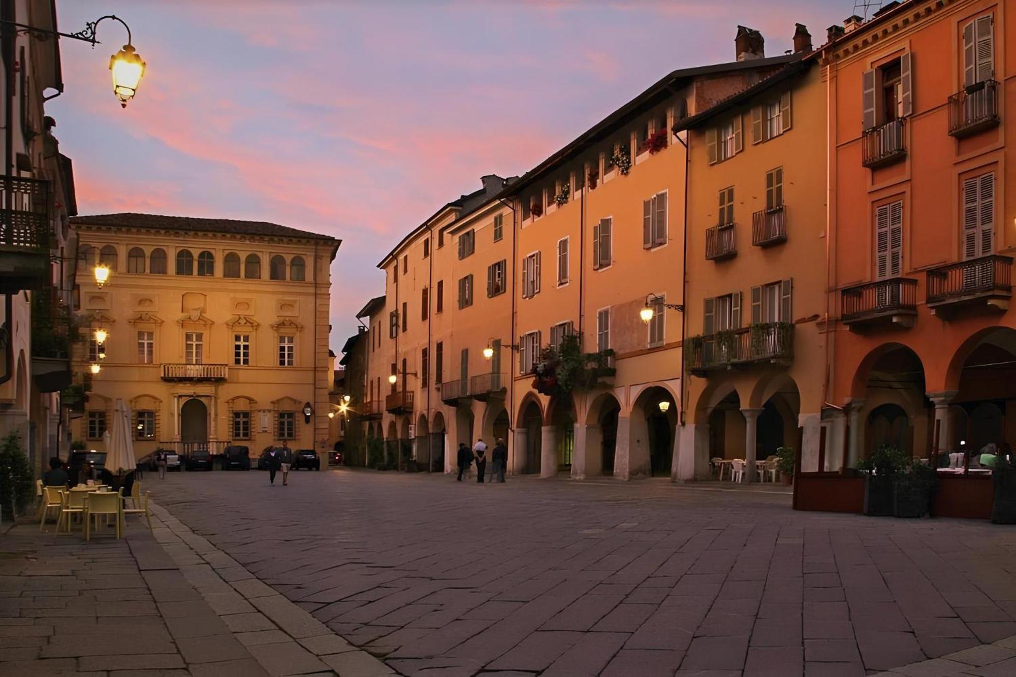 Centro Storico Luminoso Spazio Al Piazzo Biella Bagian luar foto